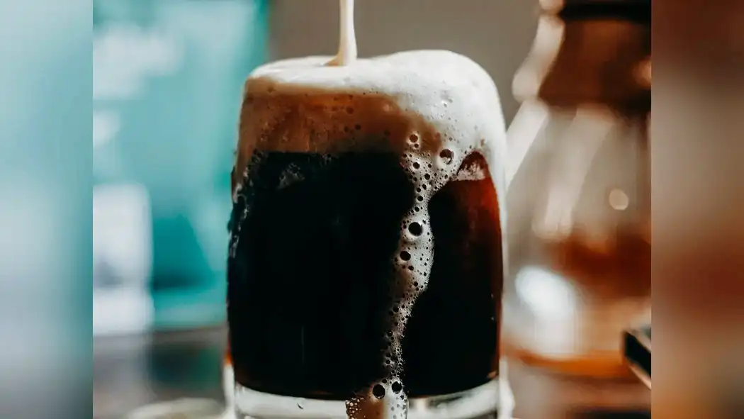 the-art-of-serving-nitro-cold-brew-presentation-and-aesthetics-1